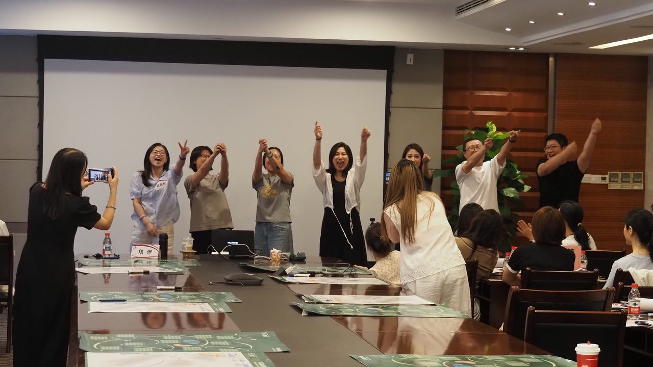 学员庆祝完成训练