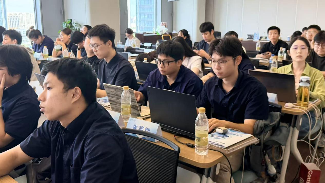 学员们专注听课