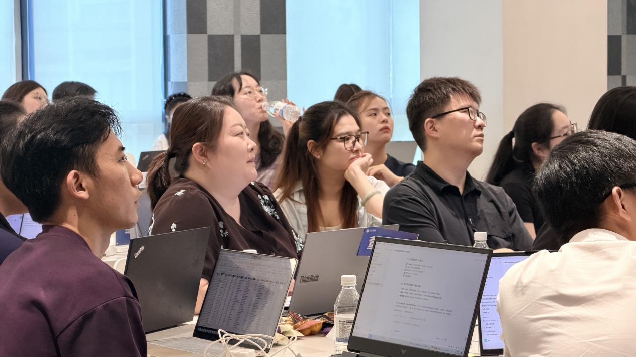 学员专注学习