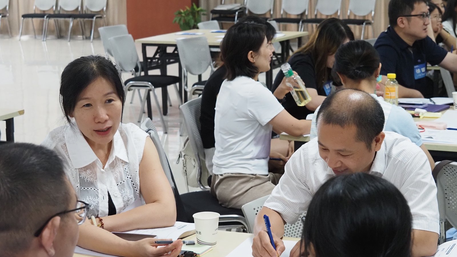 学员在分组讨论与记录