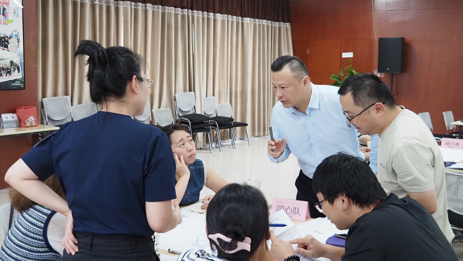 讲师下到学员小组桌前辅导
